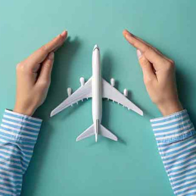 manos protegiendo avión