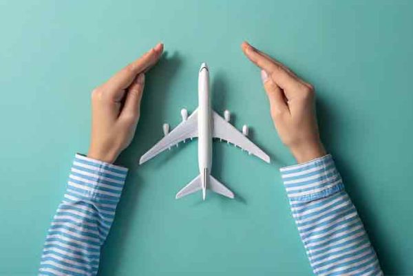 manos protegiendo avión